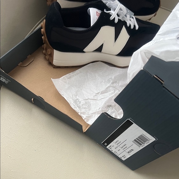 NWT in box (New Balance)
Women's 327 Casual Sneakers from Finish Line, size 9 - Picture 14 of 14